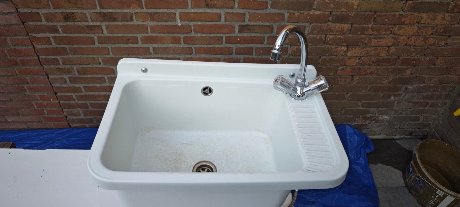 Uitstortgootsteen / wasbak compleet met kraan en sifon, Ophalen, Wastafel
