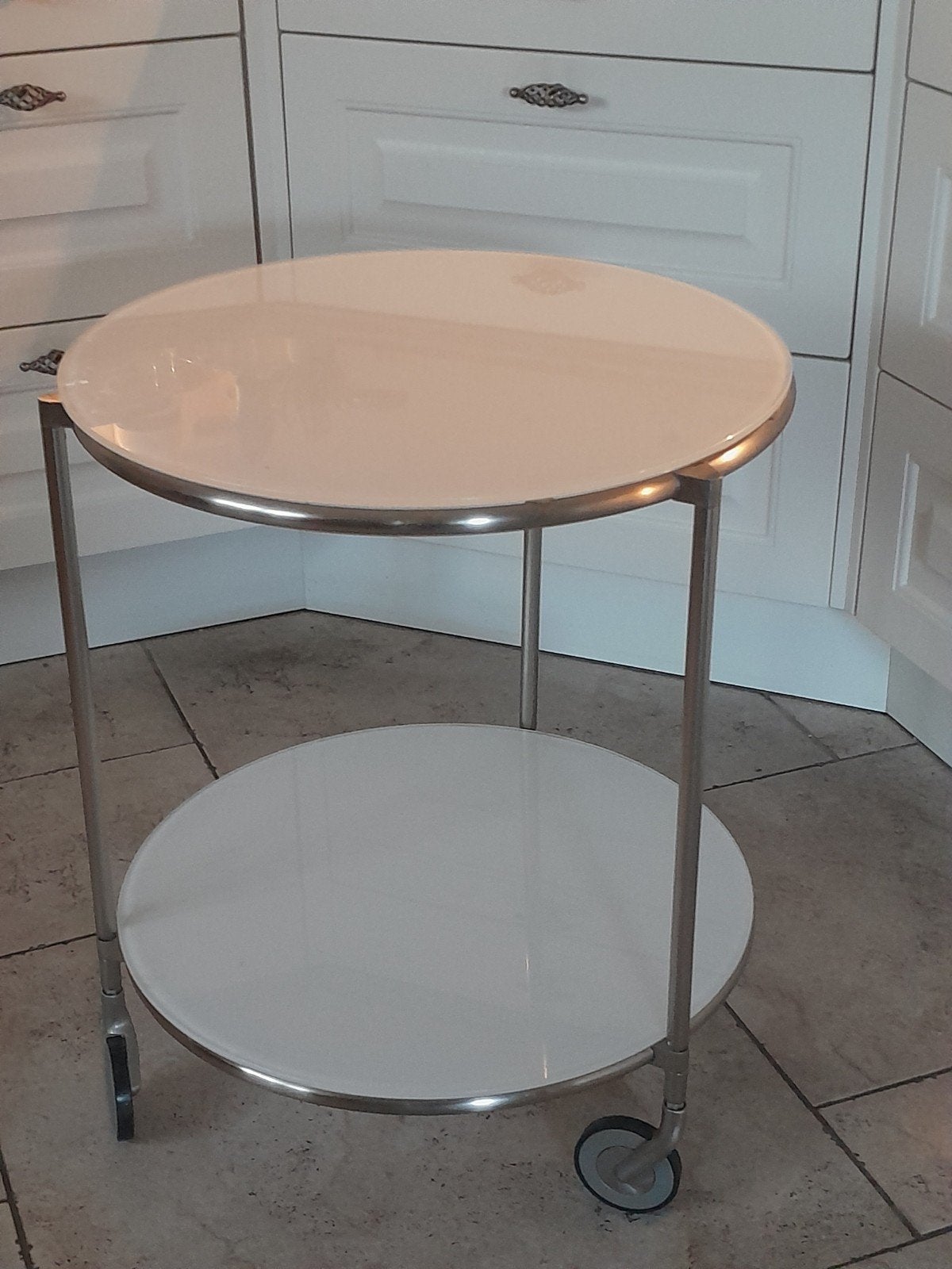 IKEA Strind: Ronde RVS bijzettafel met glasplaten op wielen, Huis en Inrichting, Ophalen, Minder dan 55 cm, Gebruikt, Metaal of Aluminium