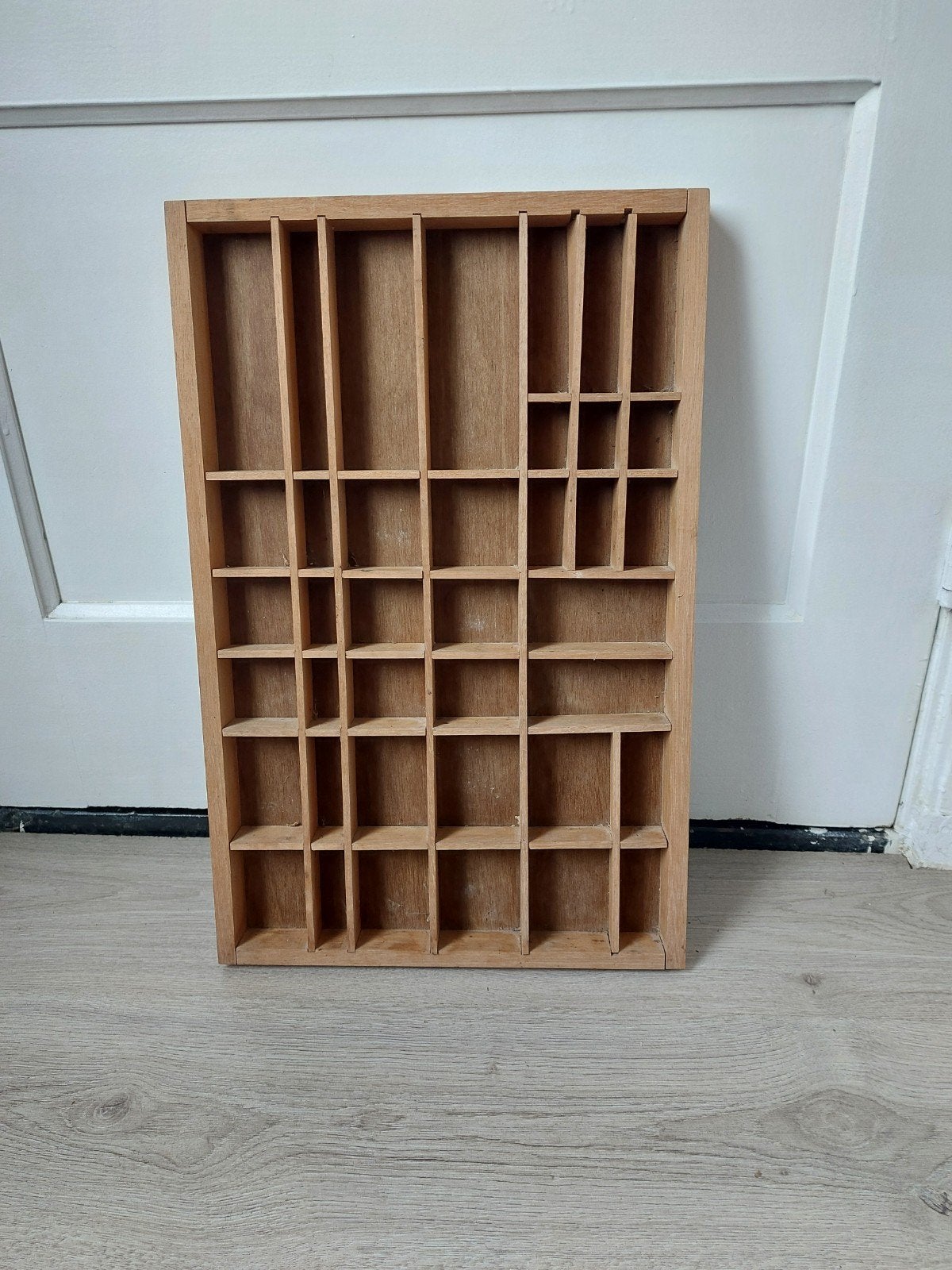 Vintage letterbak 52x34 cm met 39 vakken, Antiek en Kunst, Ophalen of Verzenden