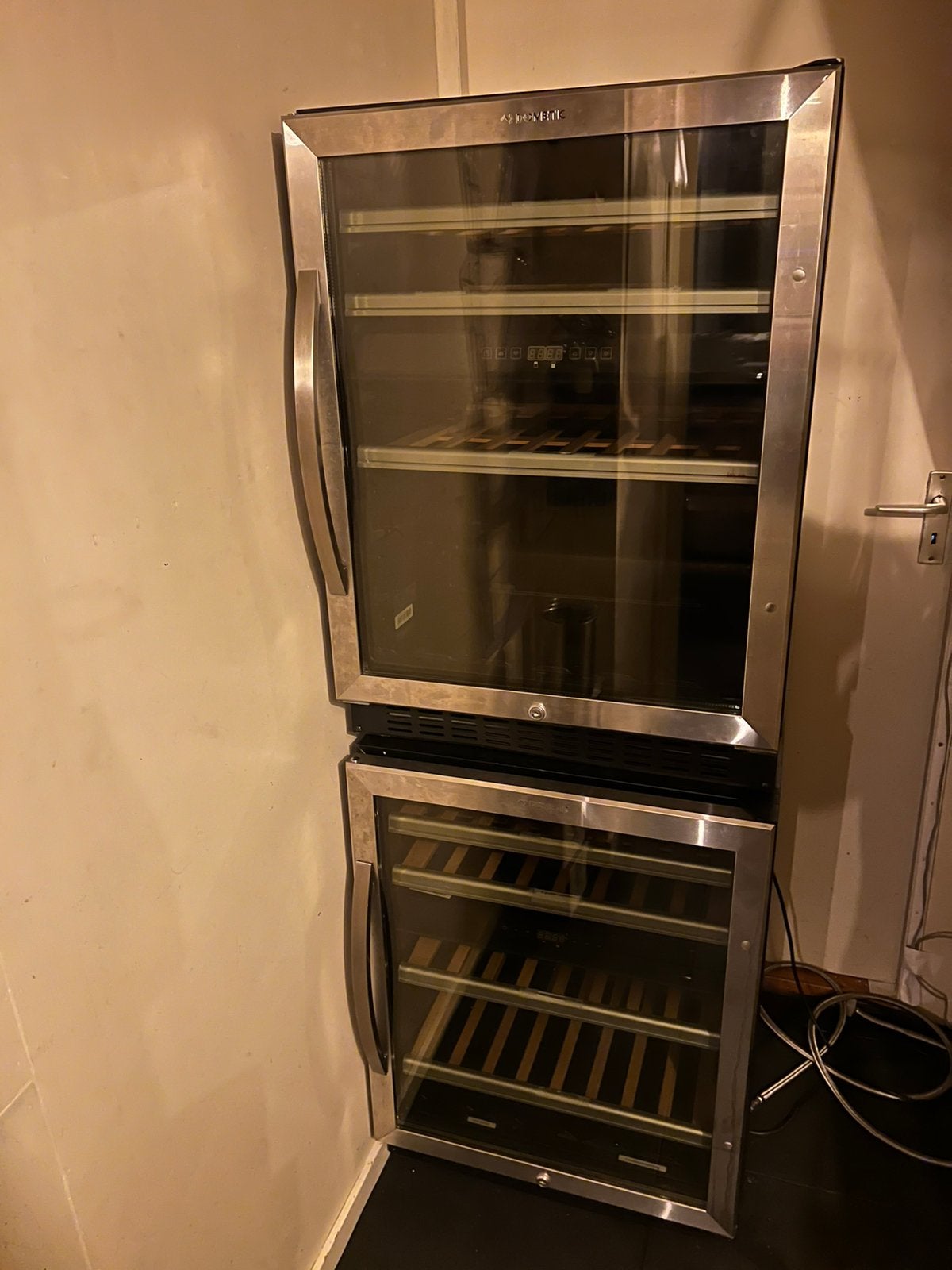 2x Dometic Wijnklimaatkast / Wijnkoelkast – Houten plateaus, Ophalen, Zonder vriesvak, 200 liter of meer, 160 cm of meer