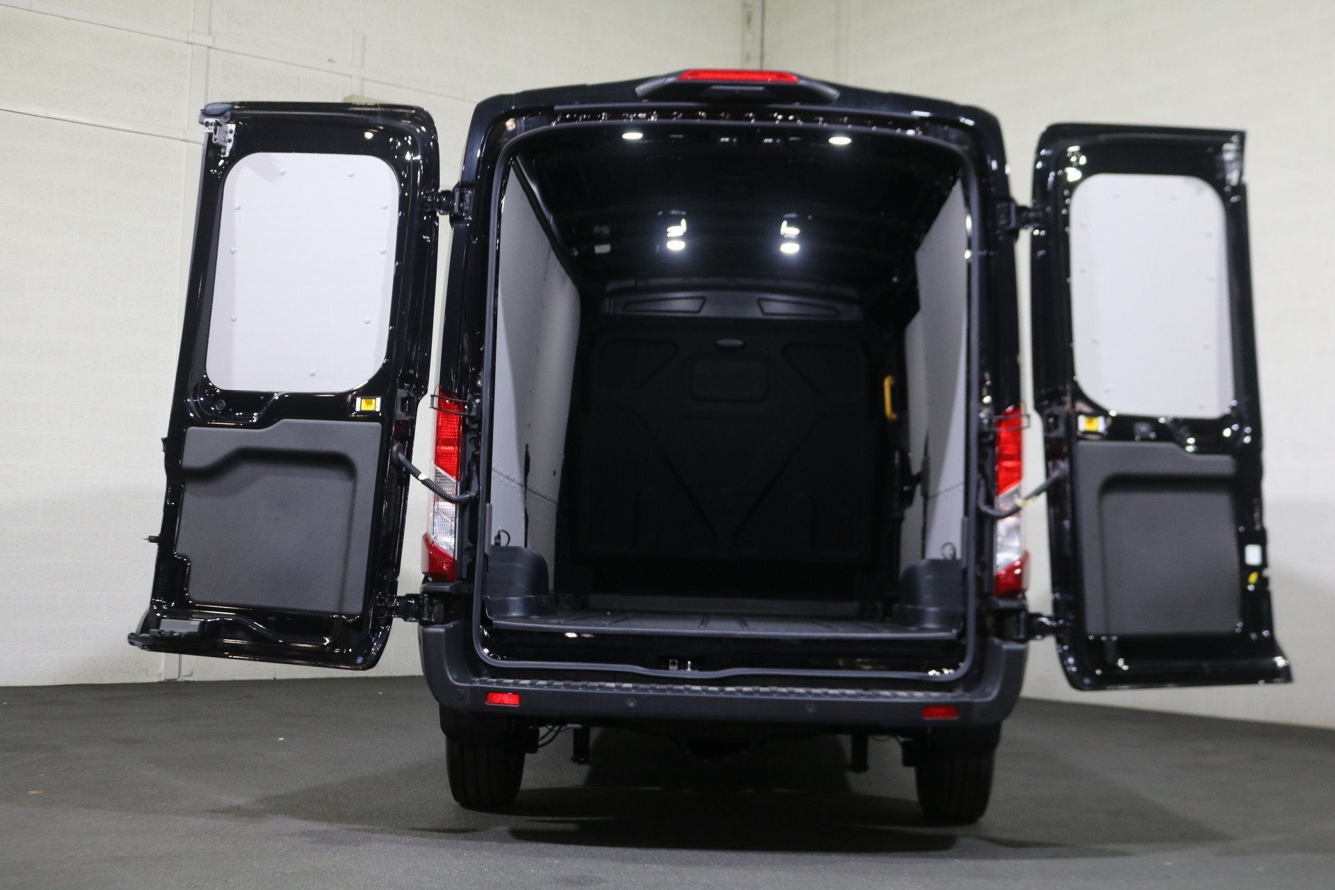 Ford Transit 2.0 TDCI L3 H2 Trend Facelift Navigatie Camera, Auto's, Euro 6, 4 cilinders, 2500 kg, Zwart