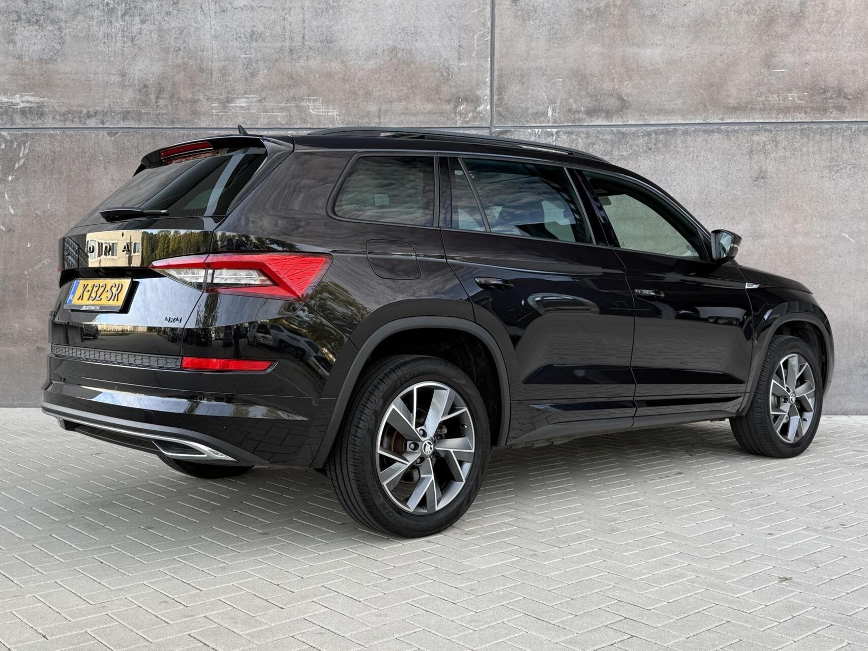 Skoda Kodiaq 2.0 TSI 4x4 Sportline Business | Panorama dak |, Auto's, Automaat, Dealer onderhouden, Gebruikt, Zwart