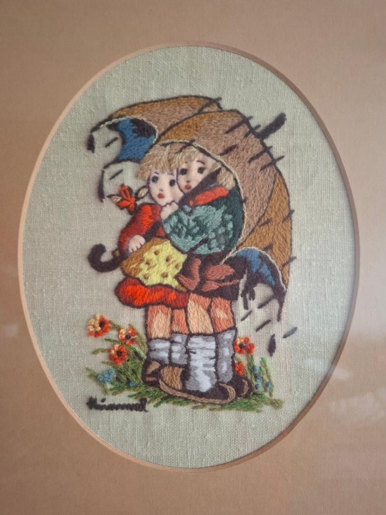 Hummel Hummeltjes borduurwerk meisje en jongen met paraplu, Ophalen, Minder dan 50 cm, Gebruikt, Overige typen