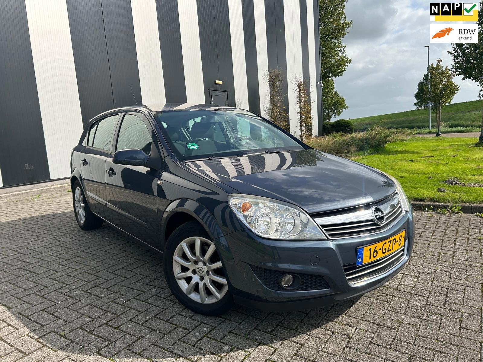 Opel Astra 1.6 Temptation Nw APK-Airco-Cruise-Lmv-Trekhaak, Voorwielaandrijving, Dealer onderhouden, 15 km/l, Gebruikt