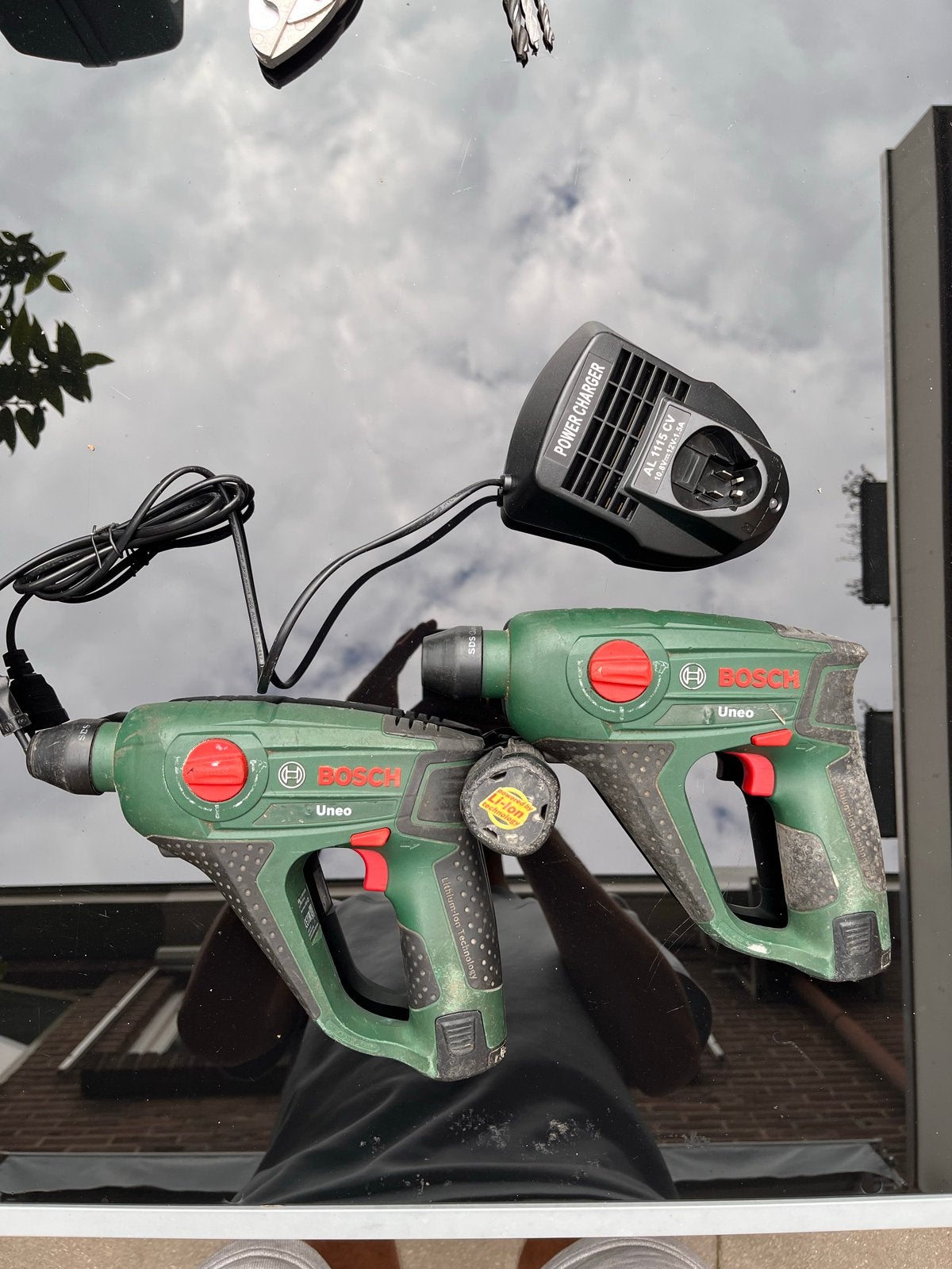 2 Bosch Uneo Boorhamers met lader en 3 accu's