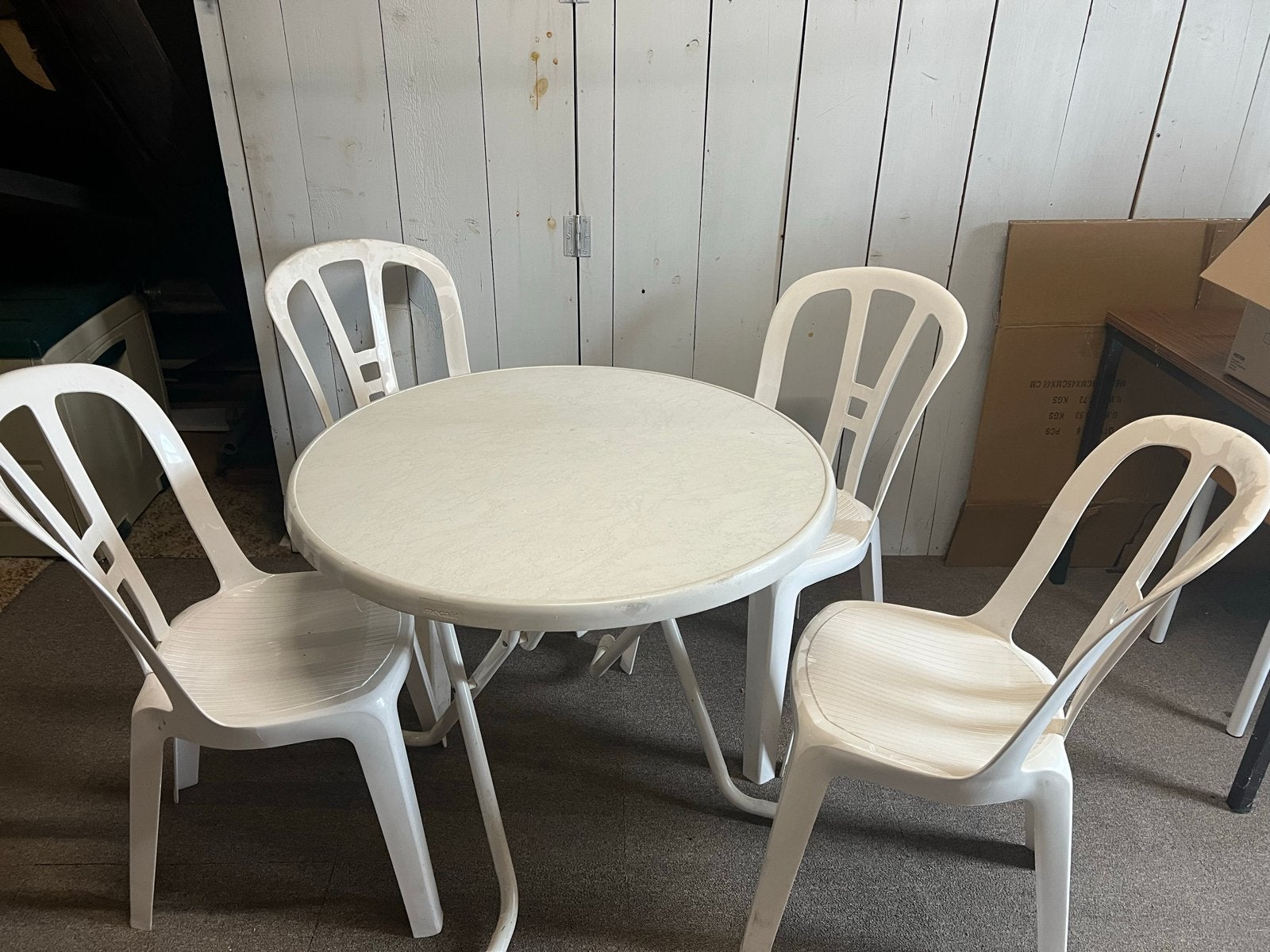 Witte kunststof tuinset met 4 stoelen en ronde tafel, Ophalen, 4 zitplaatsen, Kunststof, Gebruikt