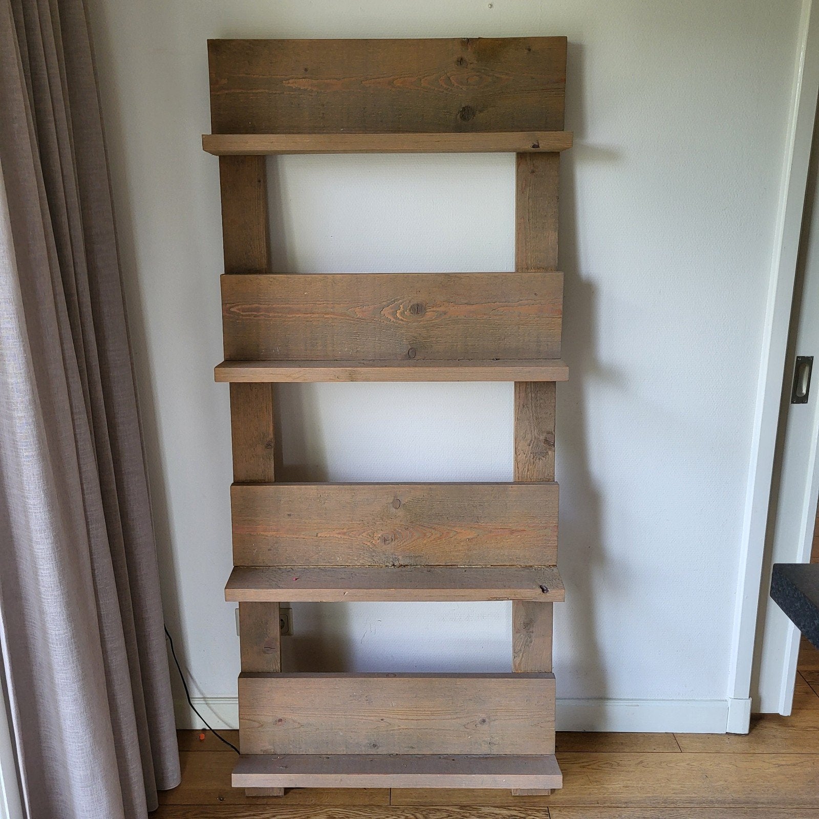 Robuuste houten wandrek, Huis en Inrichting, Kasten | Boekenkasten, Ophalen, Met plank(en), Gebruikt, 50 tot 100 cm