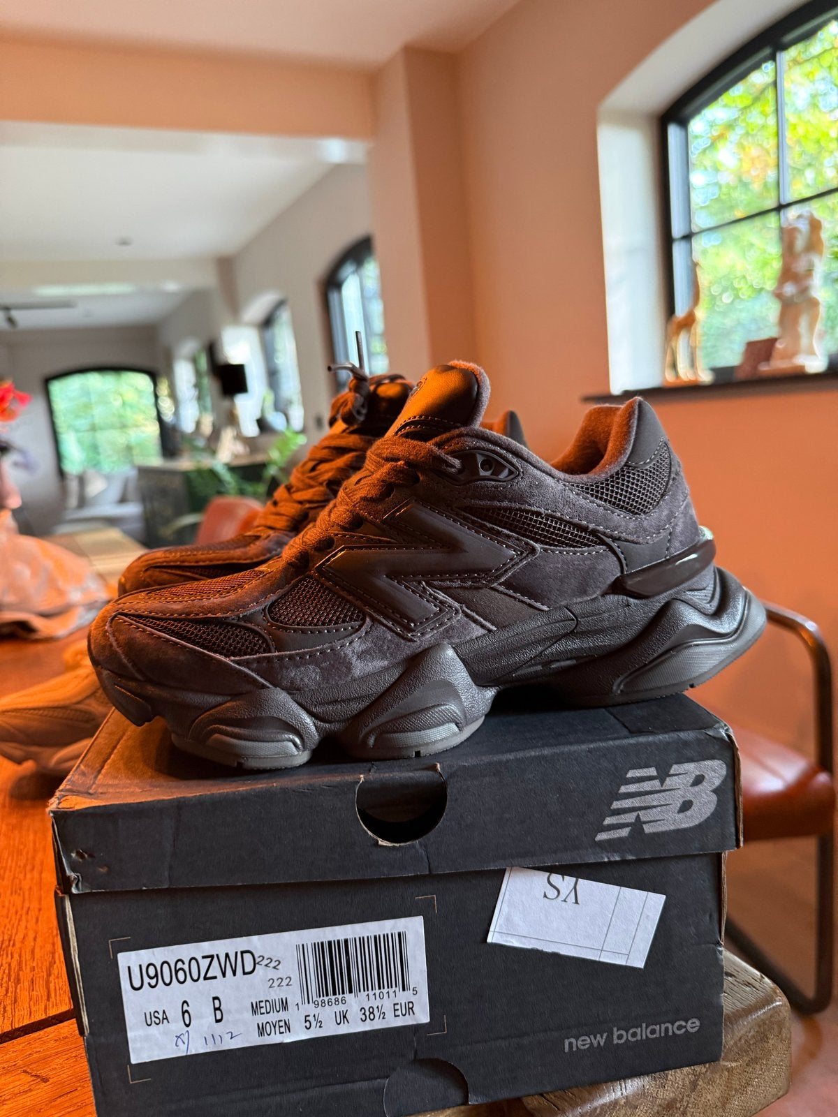 New Balance 9060 Chocolate - Maat 38,5 (valt als 37,5), Kleding | Dames, Ophalen of Verzenden, Zo goed als nieuw, Bruin, Sneakers of Gympen