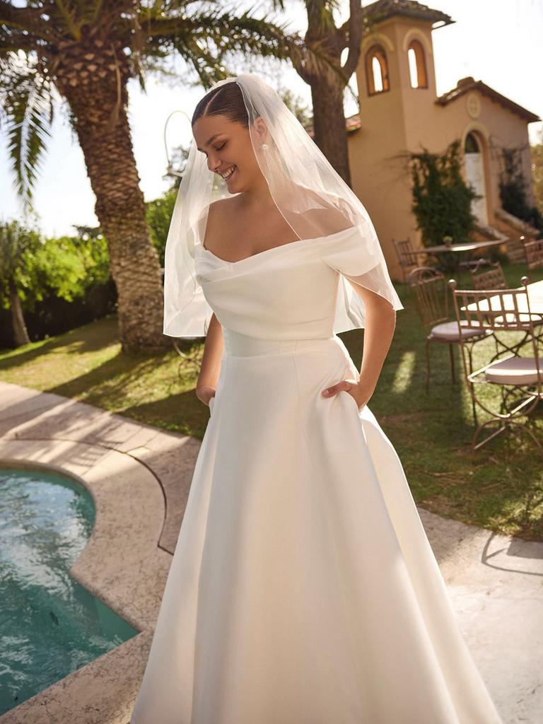 Trouwjurk satijn maat 46 off the shoulder, Ophalen of Verzenden, Zo goed als nieuw, Wit, Trouwjurk