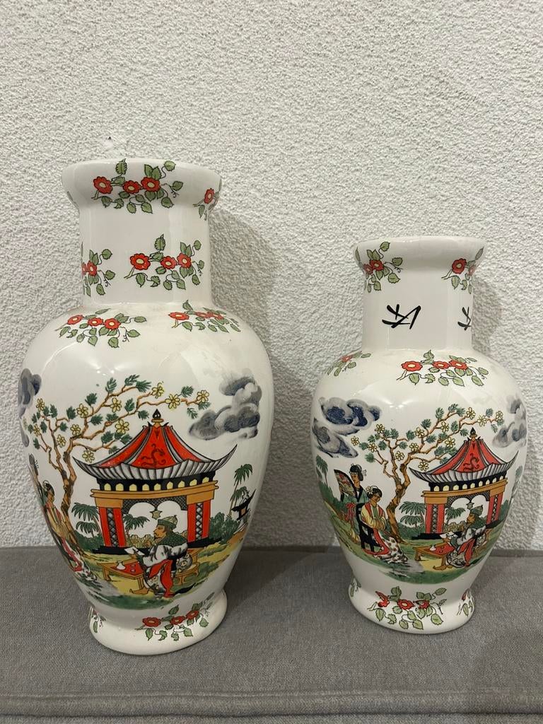 Set twee Chinese vazen versierd met tuinhuis en figuren, Ophalen of Verzenden, Overige kleuren, Aardewerk of Porselein, Minder dan 50 cm
