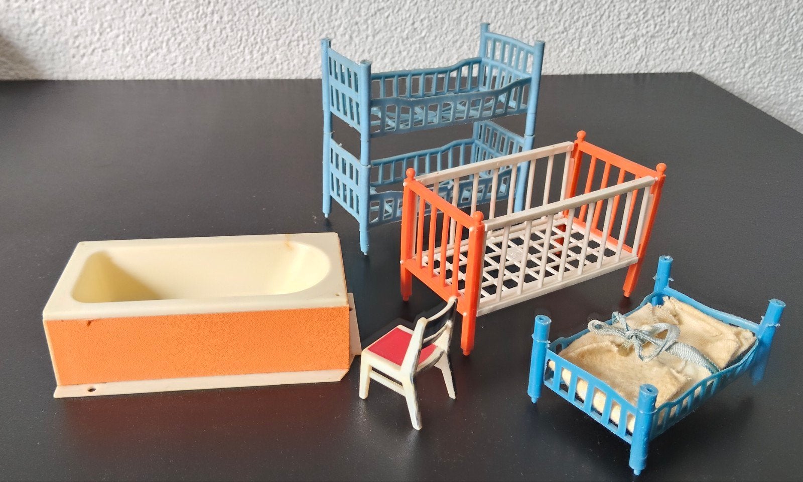 Diverse vintage poppenhuismeubeltjes met gebreken, Ophalen of Verzenden