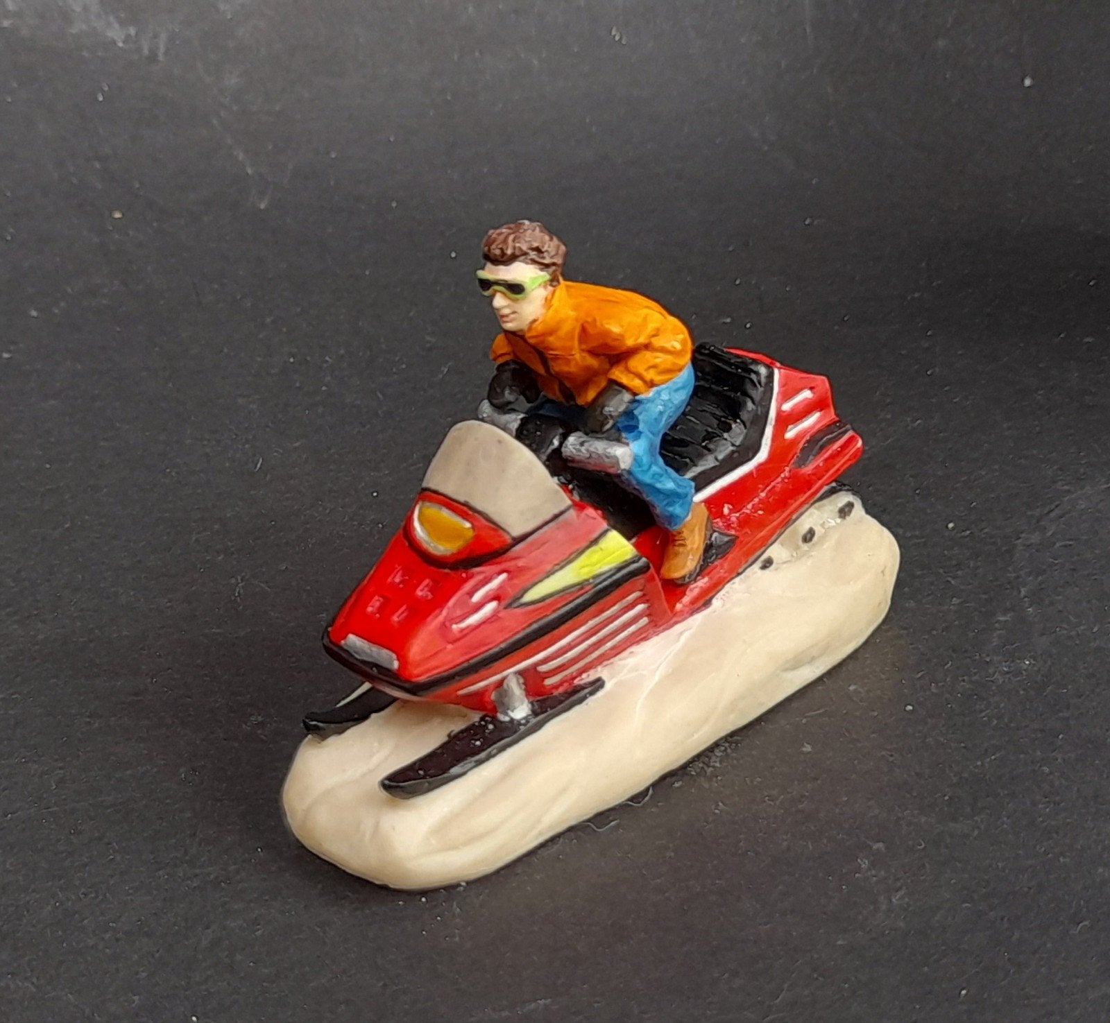 lemax kerst figuur d8 kerstdorp kersthuisjes sneeuwscooter, Verzenden