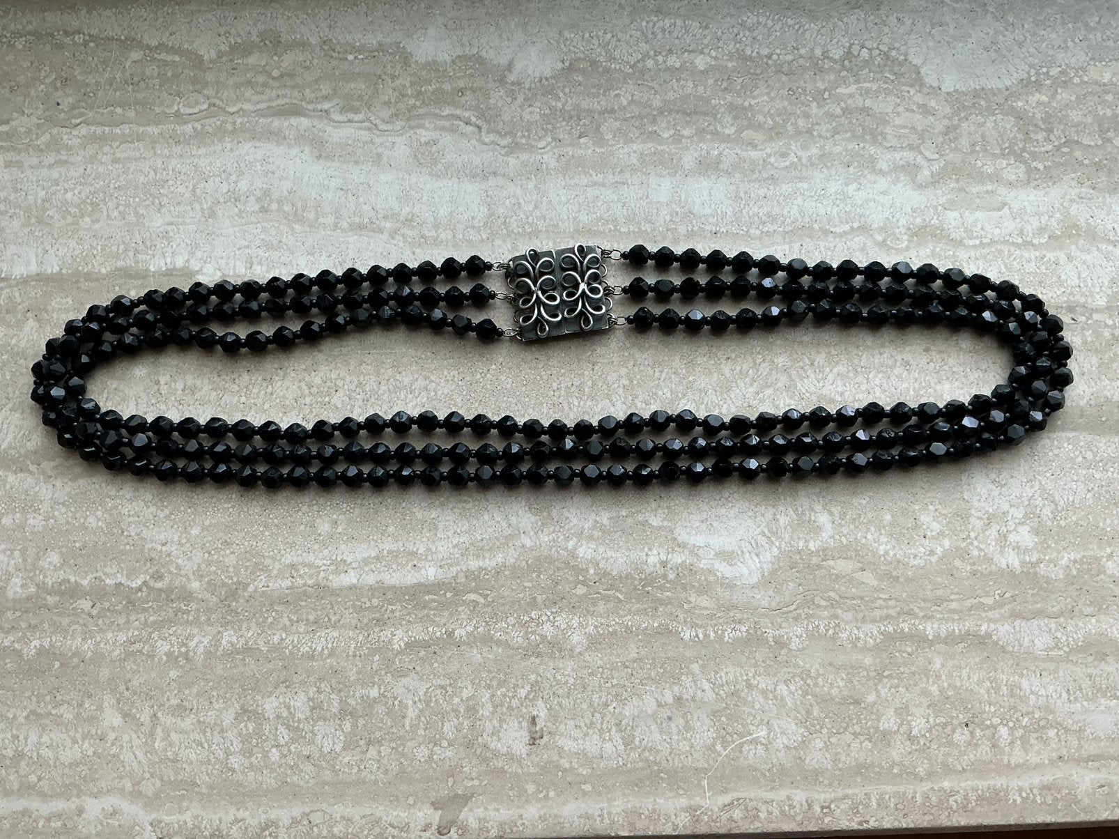 OUD COLLIER MET DRIE RIJEN GLASGITTEN AAN BEWERKT SLOT, Verzenden, Ketting