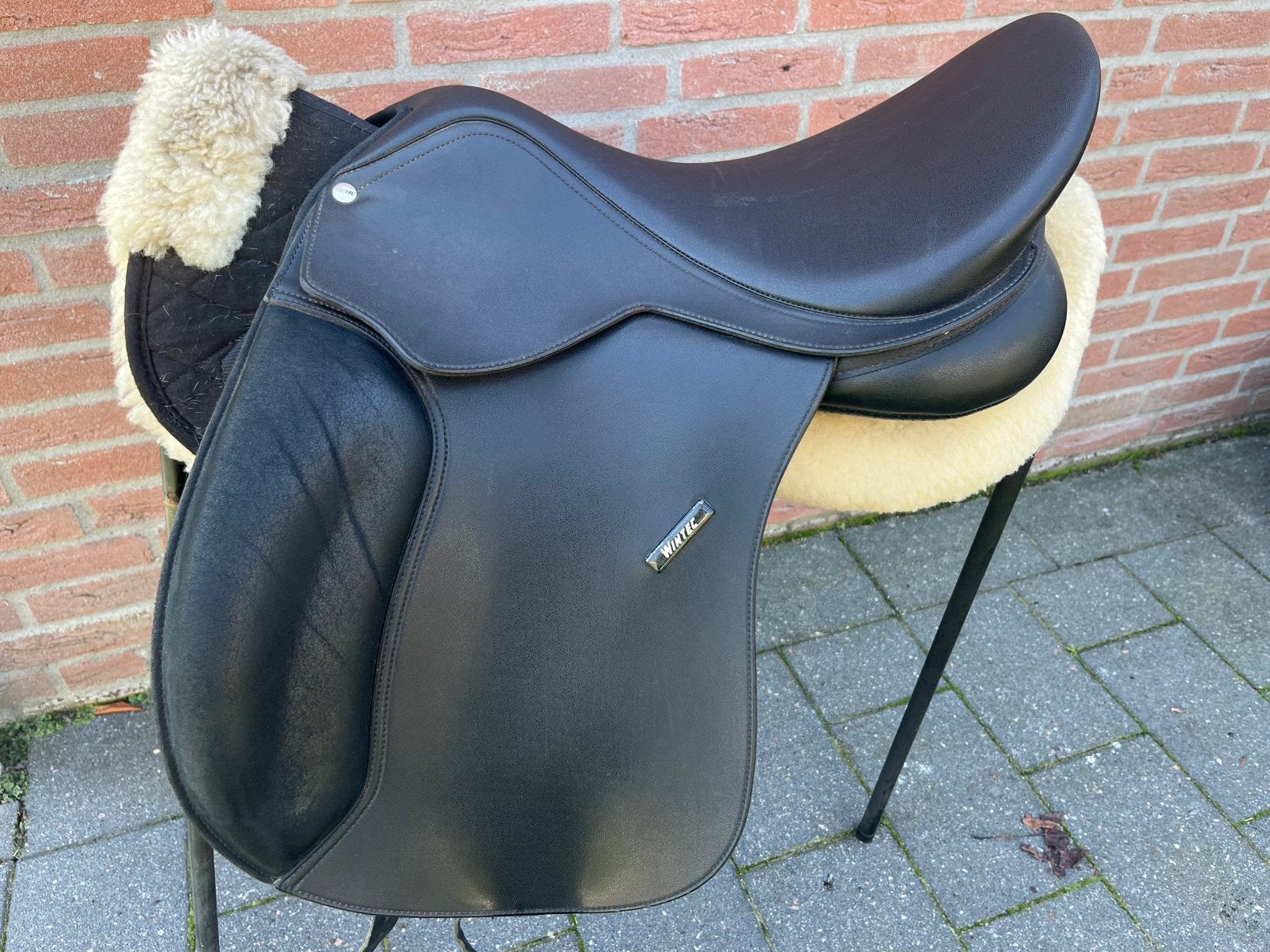 Wintec wide 500 17,5 inch veelzijdigheidszadel, Dieren en Toebehoren, L (17.5 inch), Extra wijd, Vlakke zit, .