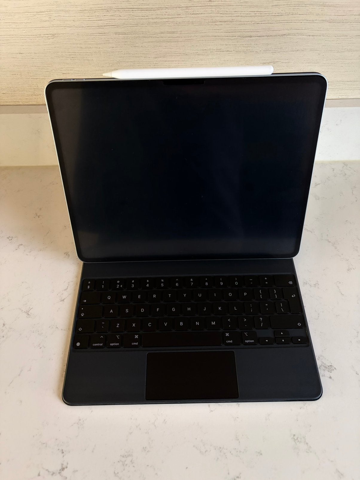 Apple Ipad Air M2 13”+ Magic Folio en Pencil Pro Nieuwstaat, Ophalen of Verzenden, Zo goed als nieuw, Bescherming voor- en achterkant