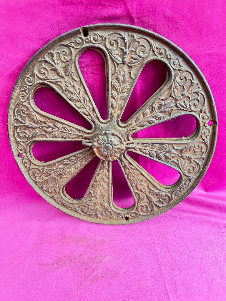Oud  gietijzeren ventilatie rooster,  muurrooster, wand