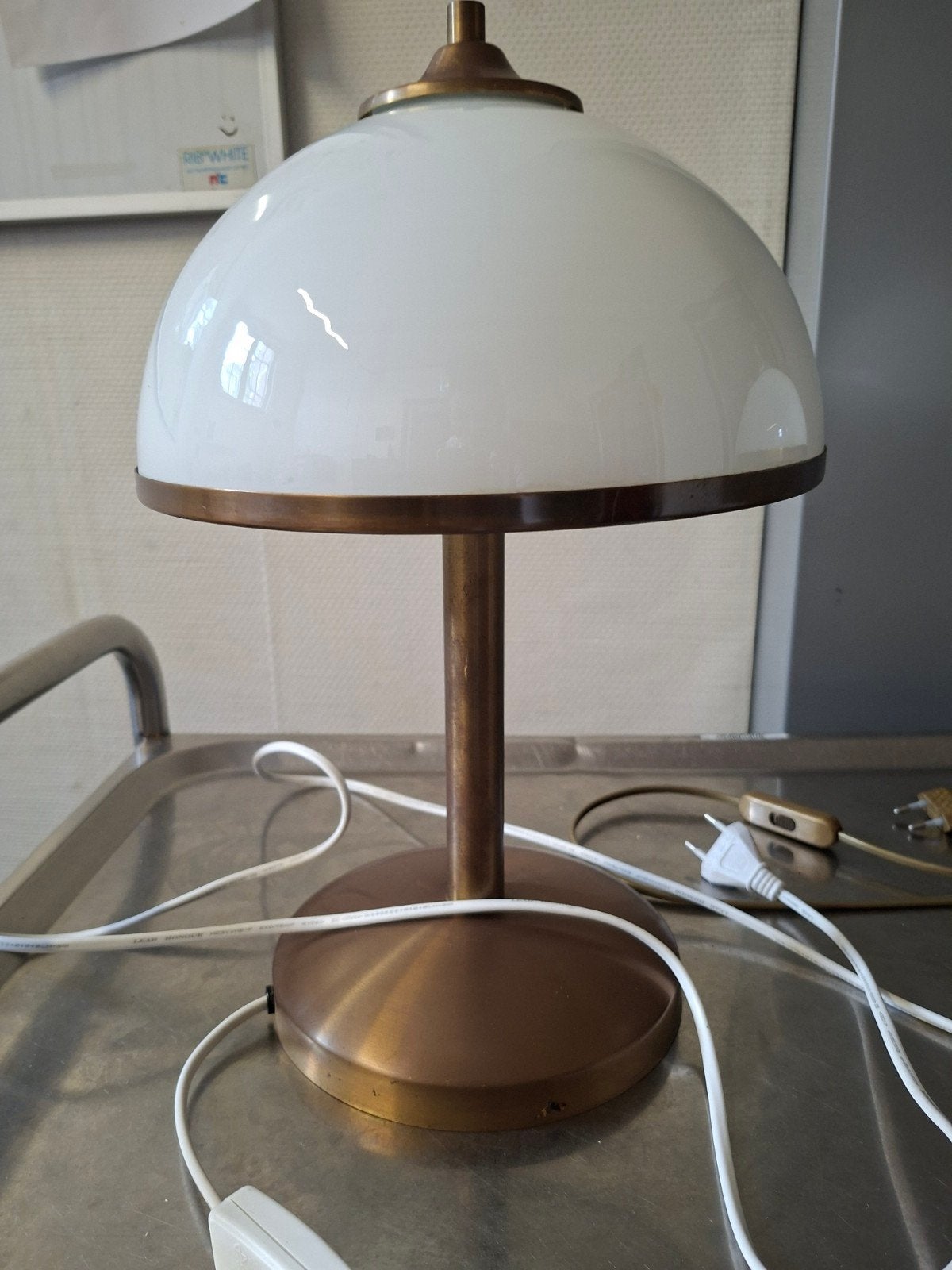 Foto 5 van Vintage Tafellampen met Melkglas Kap - Koperkleurig