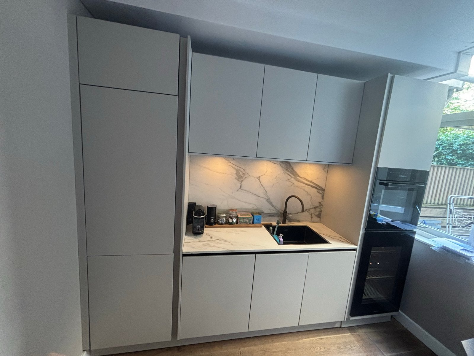Moderne beige keuken uit 2024 met koelvriescombinatie, Ophalen, Enkelwandige keuken, Zo goed als nieuw, Crème