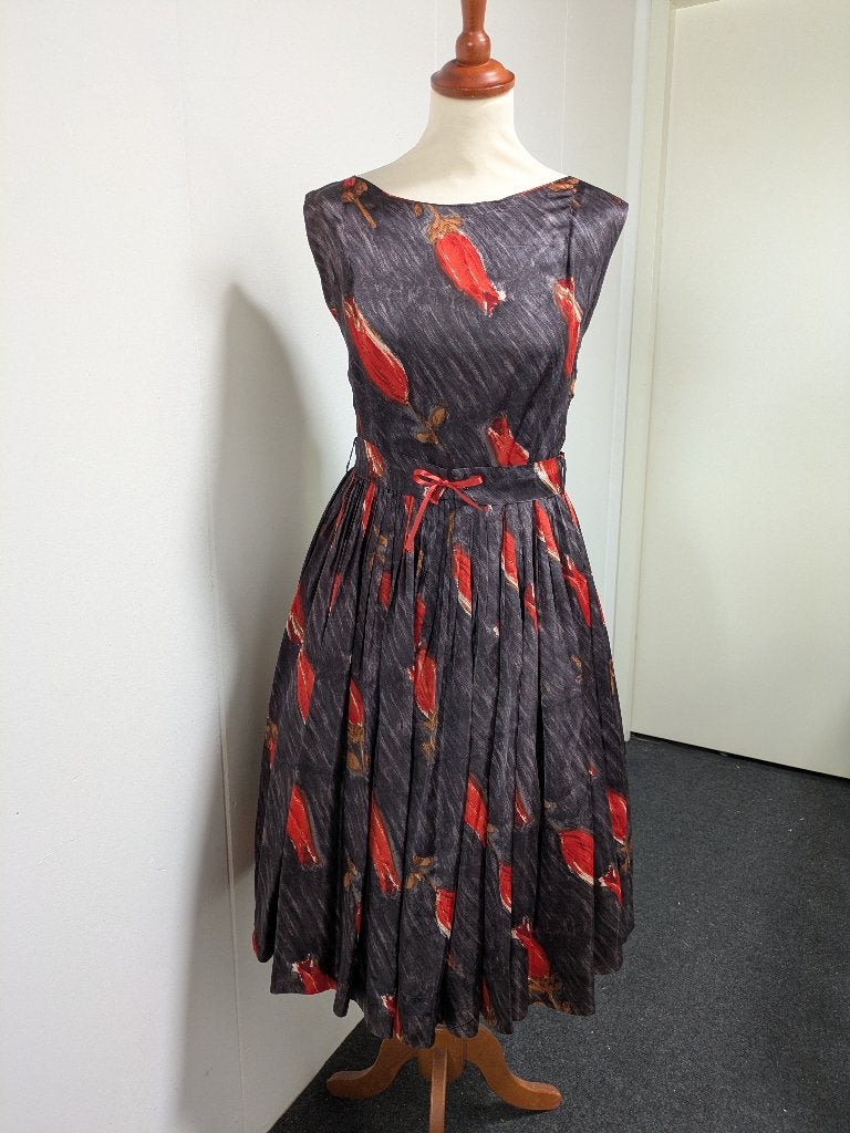 Satijnen 50's jurkje met rozenprint maat M, Maat 38/40 (M), Overige kleuren, Ophalen of Verzenden, Onder de knie