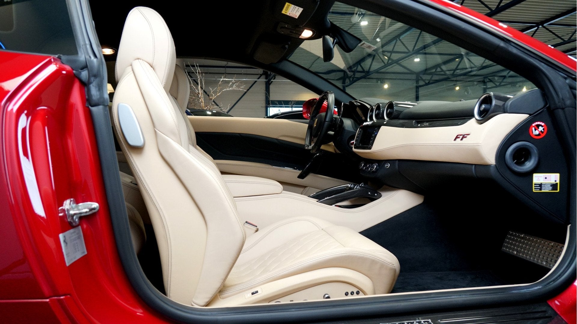 Ferrari FF 6.3 V12 HELE ROSSO MARANELLO + LED STUUR + CARBON, Auto's, Ferrari, Automaat, Huisgarantie, 4 stoelen, Leder