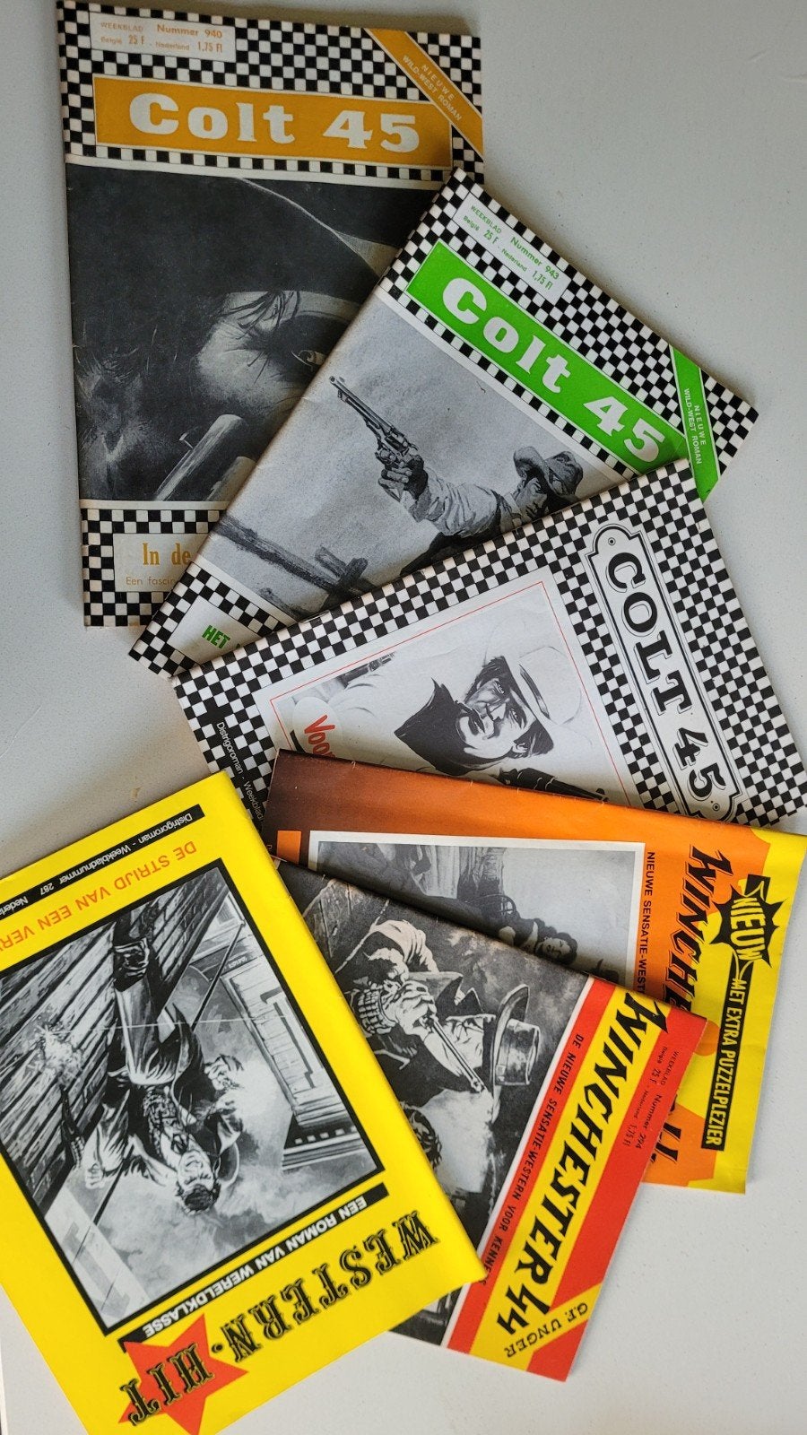 ong. 50 jaar oude Colt 45 & Winchester 44 Western Strips - D, Boeken, Ophalen of Verzenden