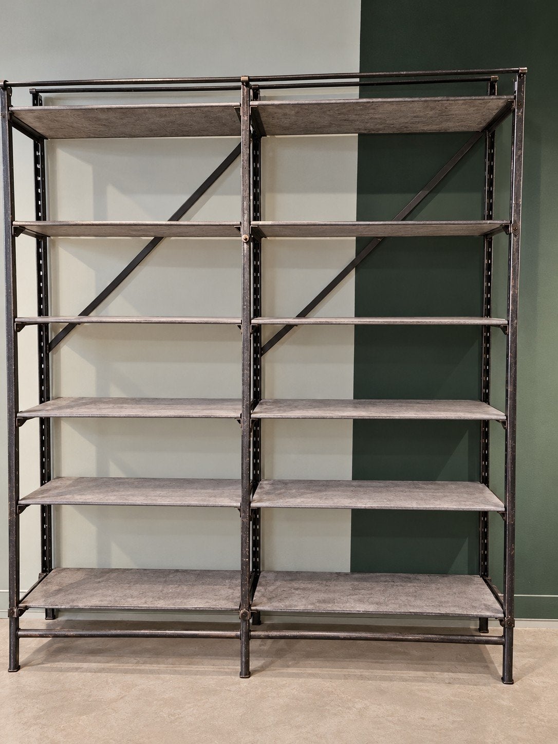 Industriële kast met metalen frame en stenen planken, Ophalen, Zo goed als nieuw