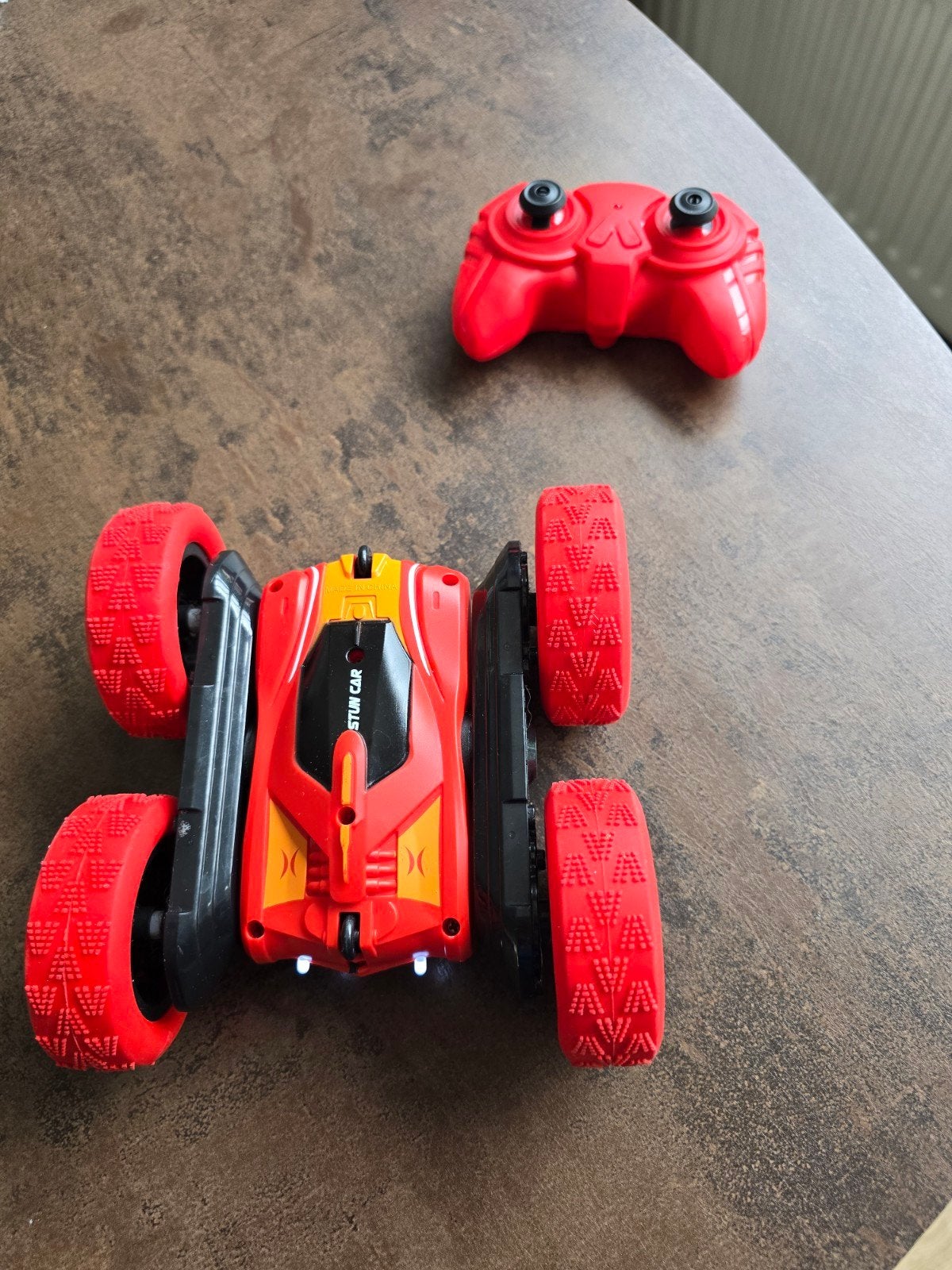 Rode RC Stuntauto met Afstandsbediening - 360 Flips & Spins, Ophalen of Verzenden, Afstandsbediening