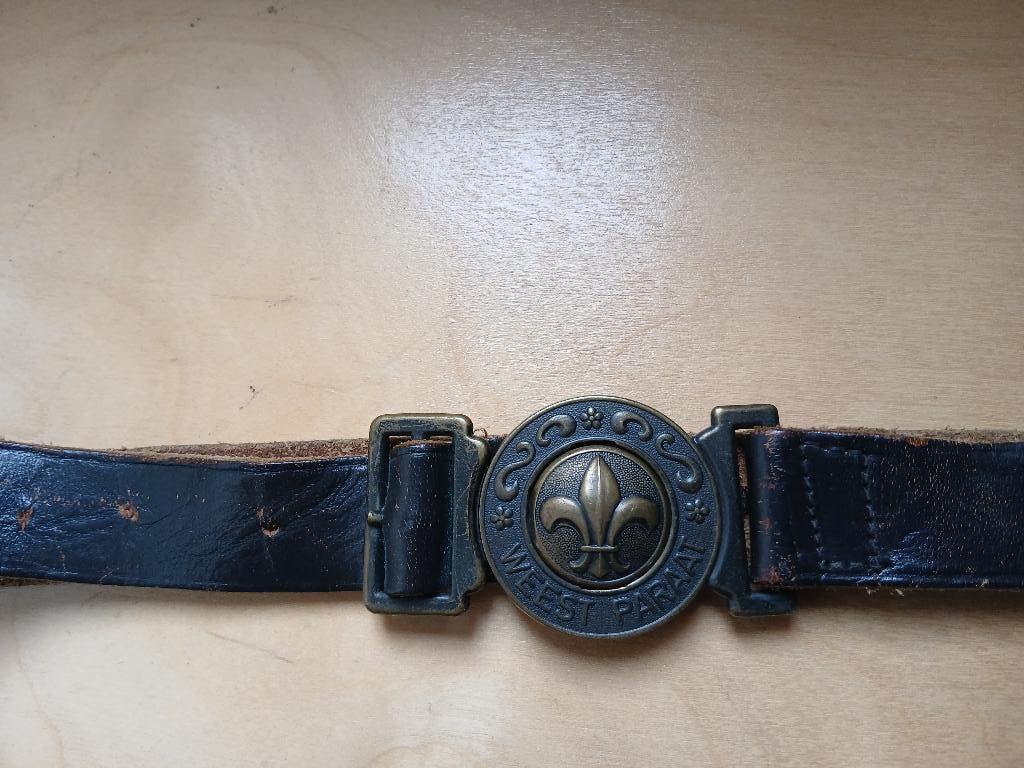 Mooi Scouting welpenriempje jaren 60 'Weest Paraat' op gesp, Verzamelen, Scouting, Ophalen of Verzenden, Gebruikt, Overige typen
