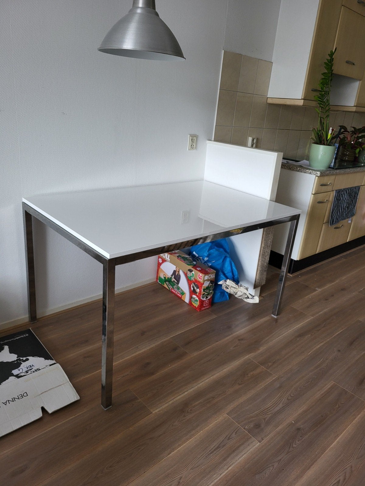 Eettafel met wit blad en chromen onderstel - 85x110cm TORSBY, Ophalen, Gebruikt, 100 tot 150 cm, Overige materialen