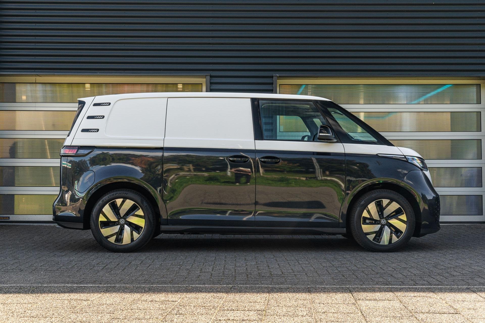 Volkswagen ID. Buzz Cargo 190pk Bulli Limited Edition 59 kWh, Auto's, Automaat, Zwart, 190 pk, Volkswagen