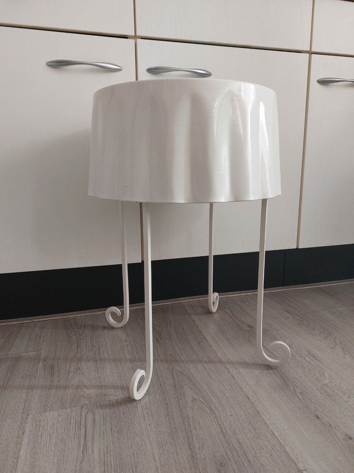 Vintage bijzettafeltje van Ikea Backamo, Huis en Inrichting, Tafels | Bijzettafels, Ophalen, Gebruikt, Rond, Minder dan 55 cm