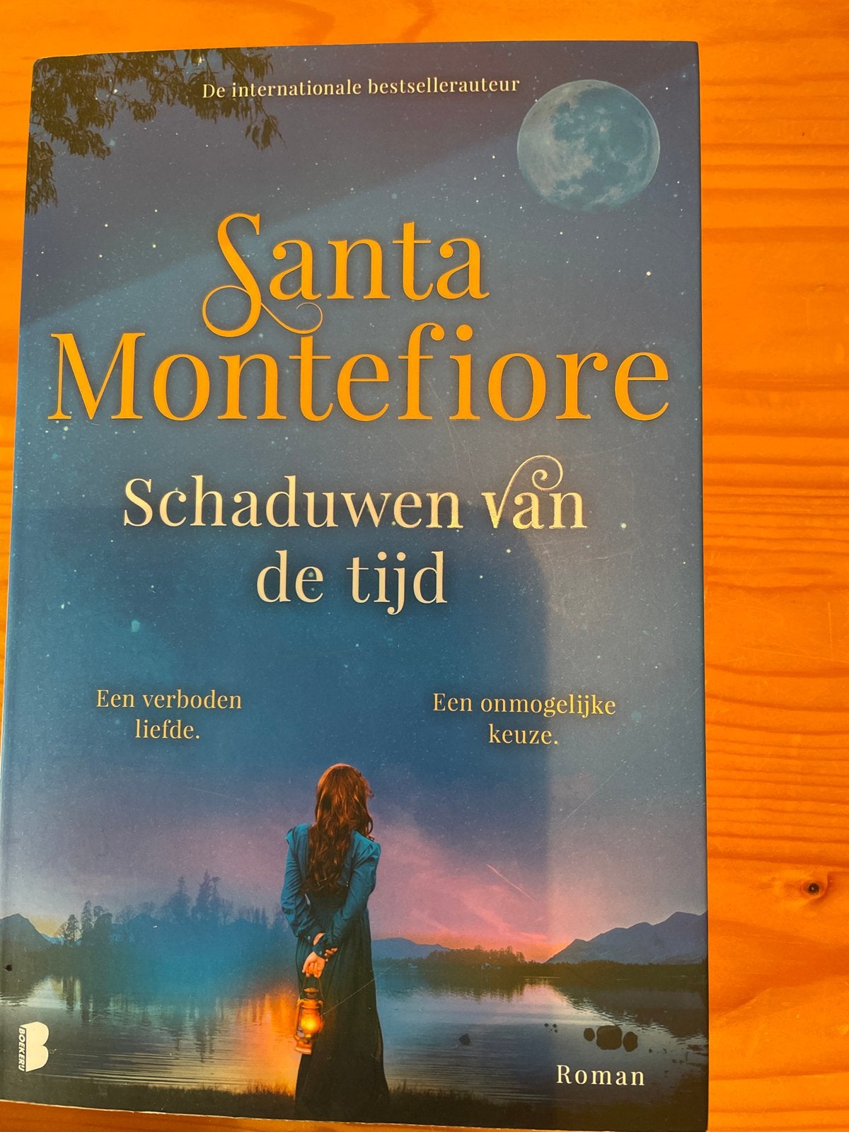 Santa Montefiore - Schaduwen van de tijd, Ophalen of Verzenden, Zo goed als nieuw, Nederland