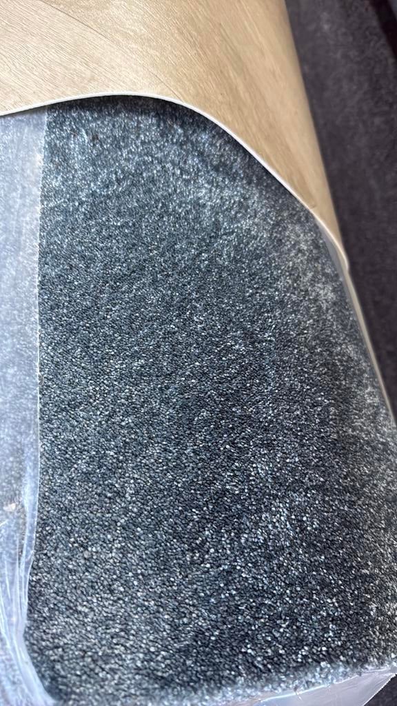 velvet velours tapijt grijs €20/m2 restanten vloerbedekking, Ophalen, Nieuw, Minder dan 10 m², Grijs