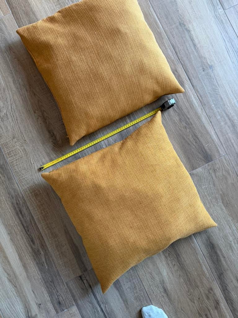 Twee kussens Okergeel - Leen Bakker, Huis en Inrichting, Ophalen of Verzenden, Zo goed als nieuw, Geel, Vierkant