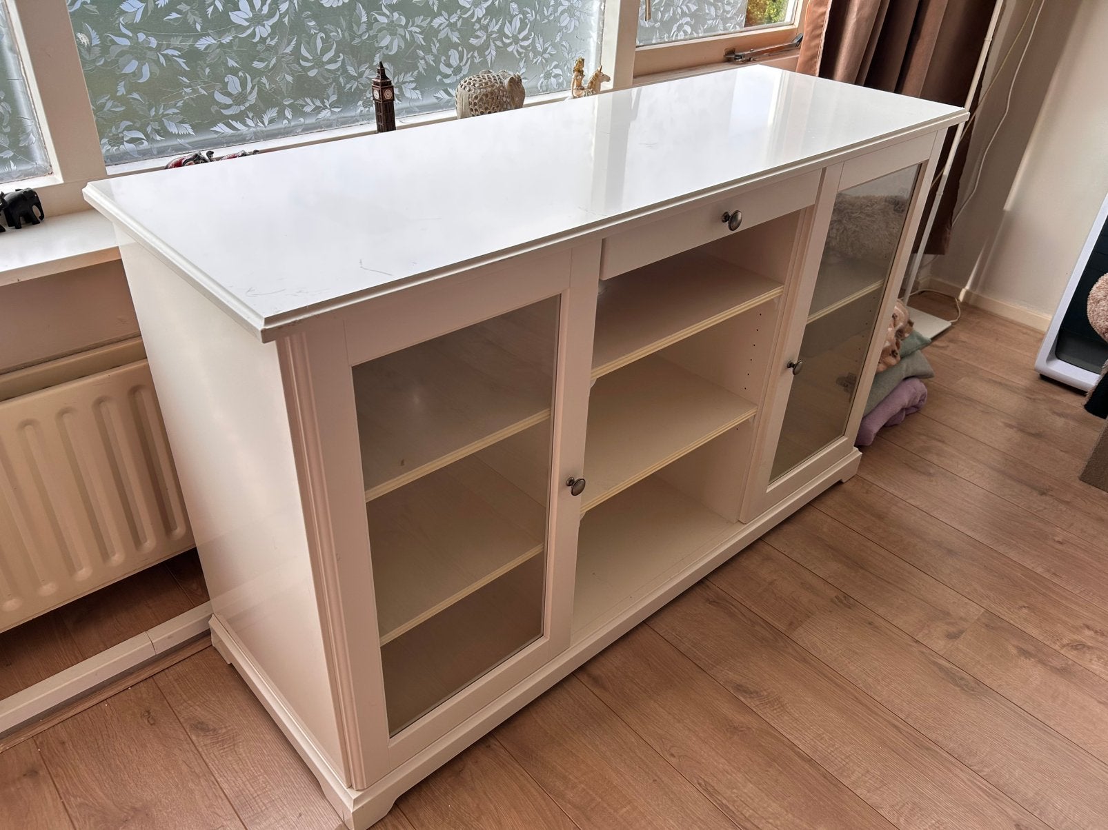 Ikea LIATORP vitrine dressoir, Ophalen, Gebruikt, 25 tot 50 cm, Met deur(en)