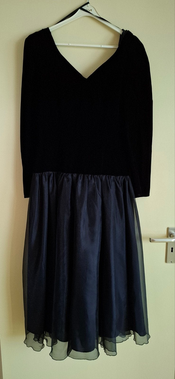 Elegant Zwart Fluweel Jurkje met Tule Rok, Maat 38/40 (M), Zwart, Ophalen of Verzenden, Knielengte