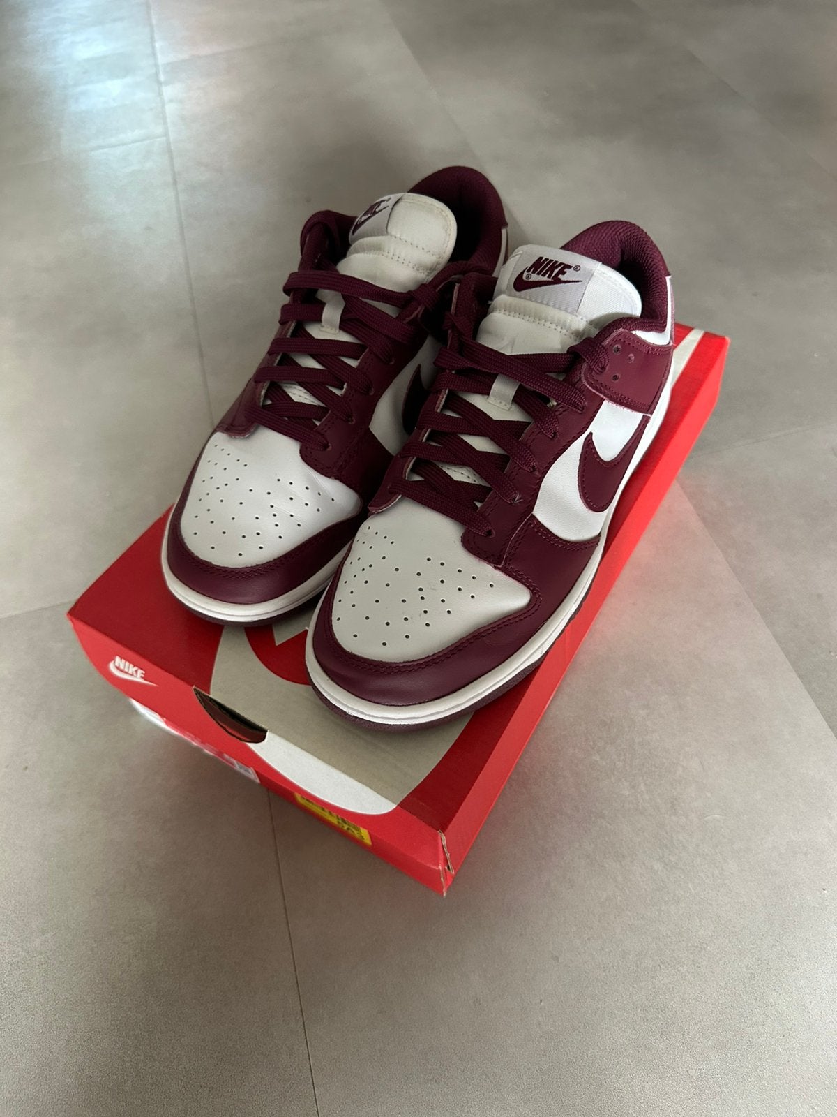 Nike Dunk Low Bordeaux WMNS EUR 40 VNDS, Ophalen of Verzenden, Zo goed als nieuw, Rood, Sneakers of Gympen