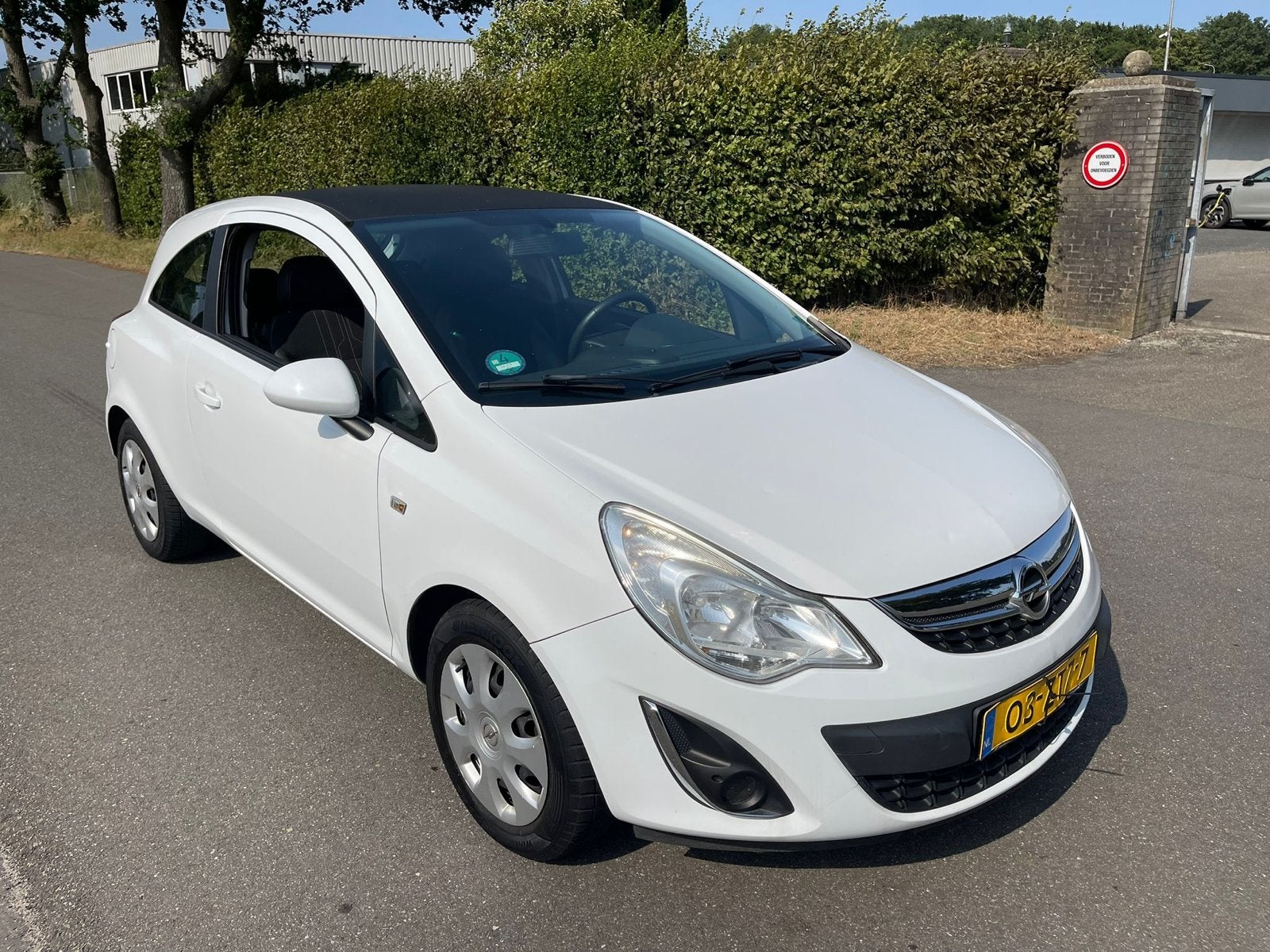Opel Corsa 1.2 16V LPG 3D 2013 Wit, Auto's, Voorwielaandrijving, Zwart, 4 cilinders, Wit