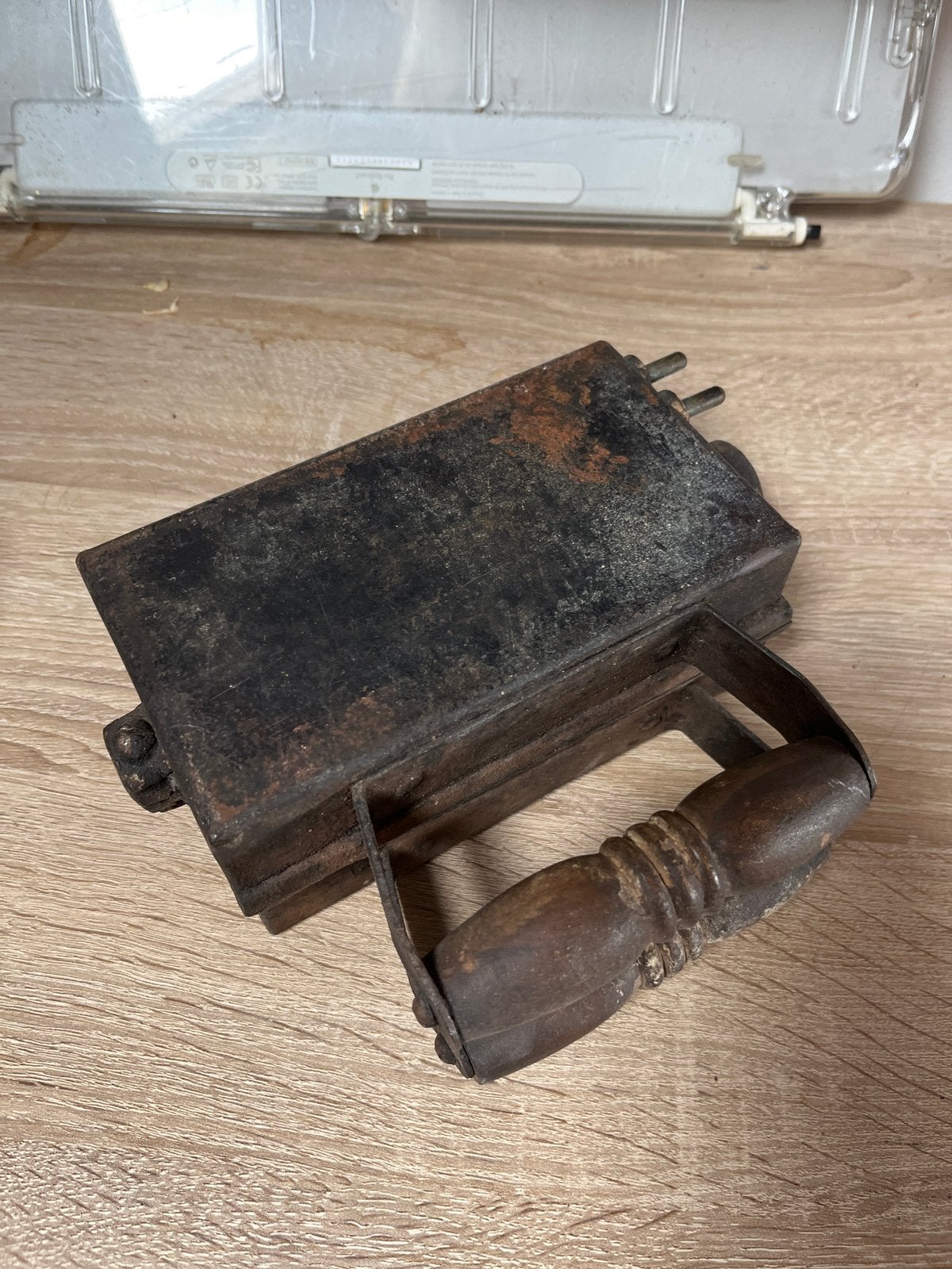 Antiek wafelijzer van gietijzer met houten handvat, Ophalen