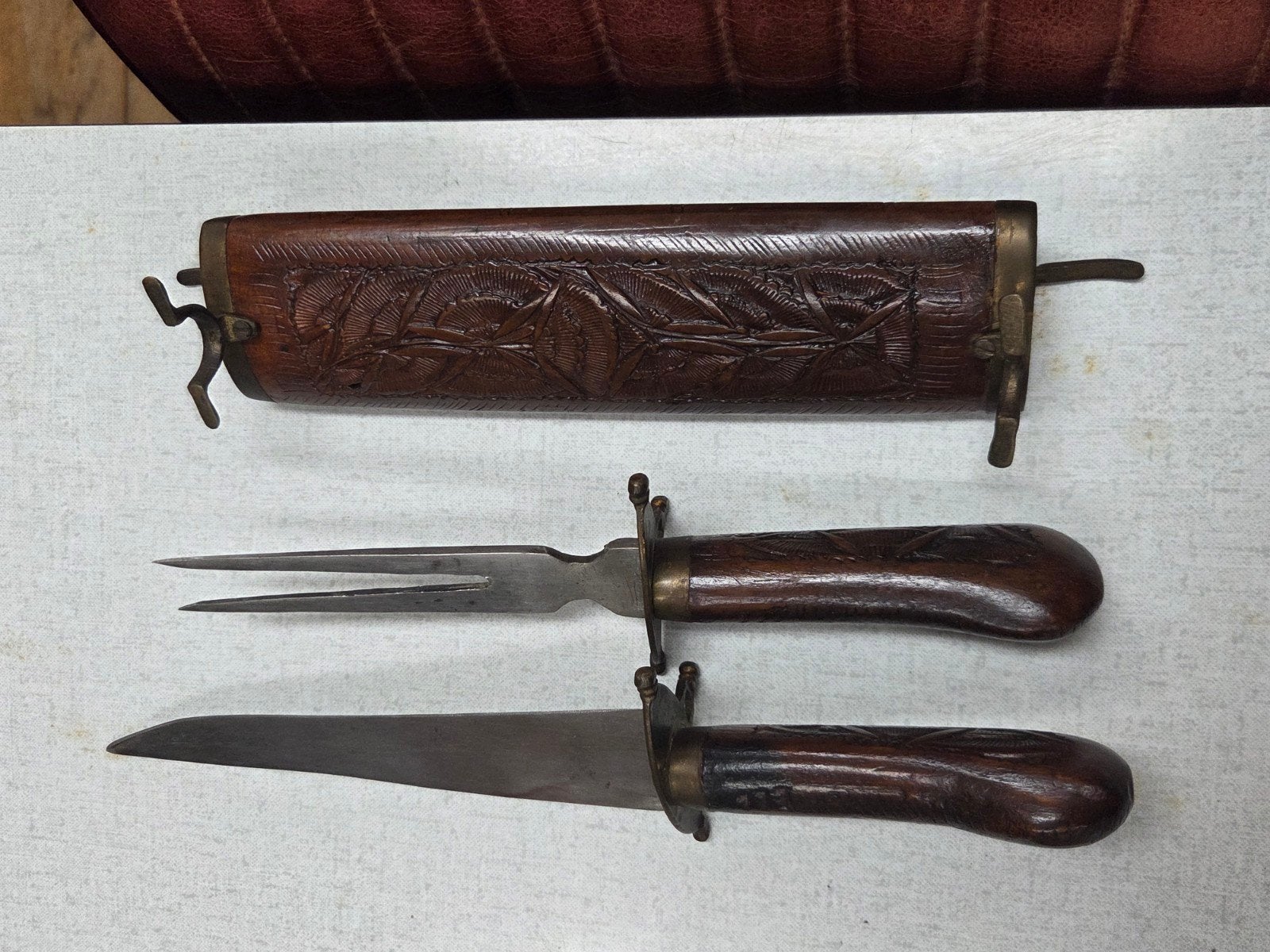 Antiek vleesmes en vork set met gesneden houten schede, Ophalen of Verzenden