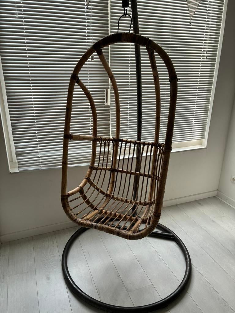 Rotan egg chair inclusief standaard, Huis en Inrichting, Stoelen, Ophalen, Gebruikt, Bruin, Eén