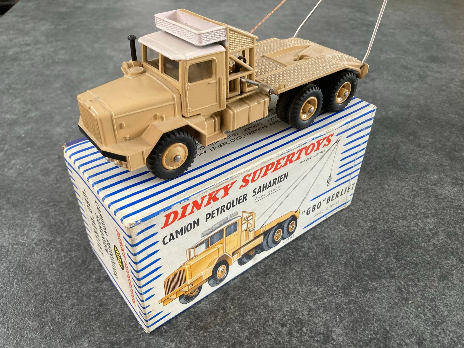 Dinky Supertoys 888 Berliet Saharien met doos, Ophalen of Verzenden, Zo goed als nieuw, Bus of Vrachtwagen, Dinky Toys
