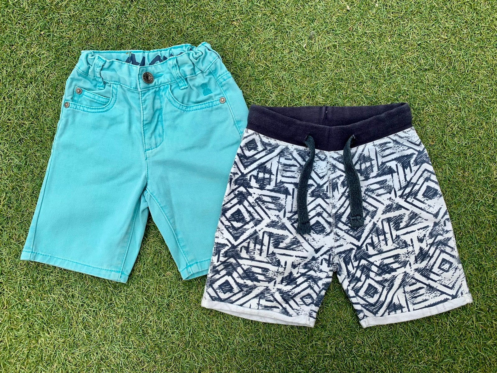 TE KOOP: set van 2 leuke korte broeken maat 98 ZGAN, Kinderen en Baby's, Kinderkleding | Maat 98, Ophalen of Verzenden, Zo goed als nieuw