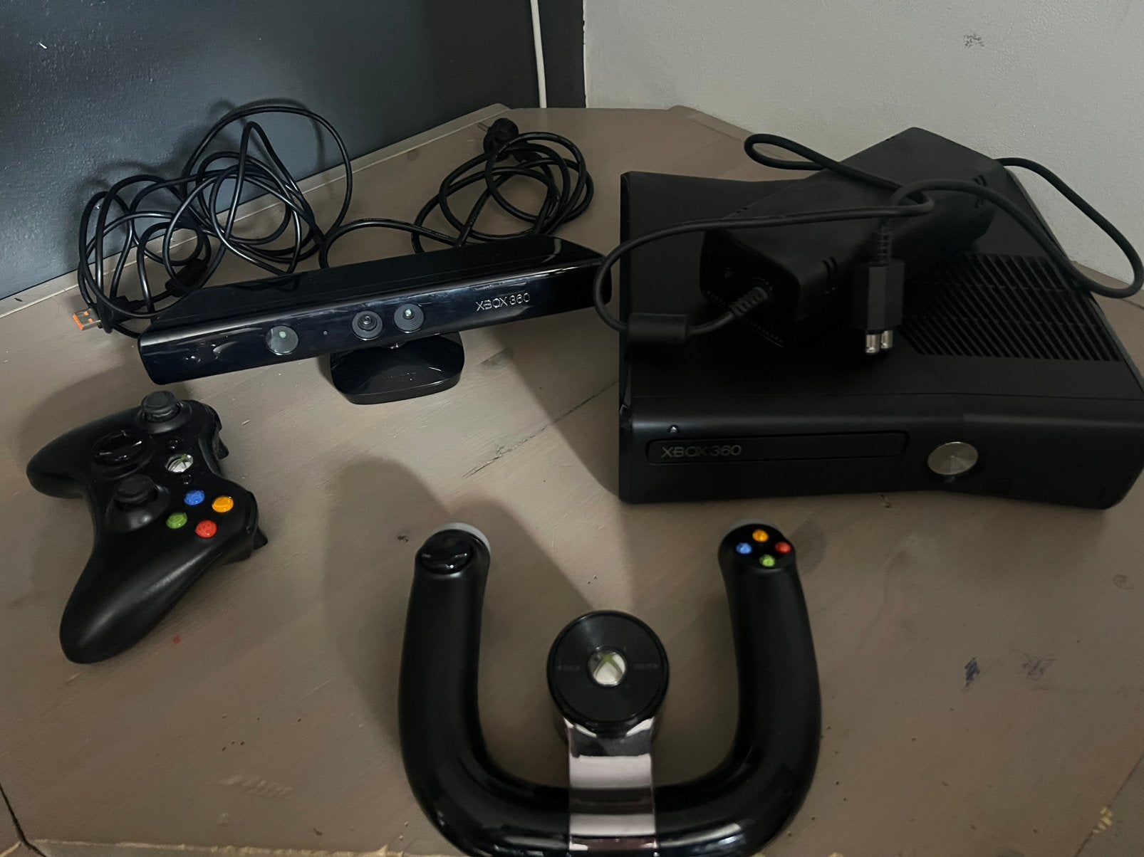 Xbox 360 met een controller een stuur en een kinect, Spelcomputers en Games, Spelcomputers | Xbox 360, Met kinect, Zo goed als nieuw