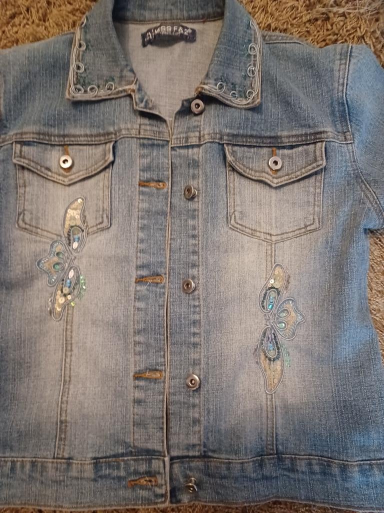 Miss F&2 spijkerjasje met vlinderapplicaties - Maat XS-S, Ophalen, Blauw, Zo goed als nieuw, Maat 36 (S)