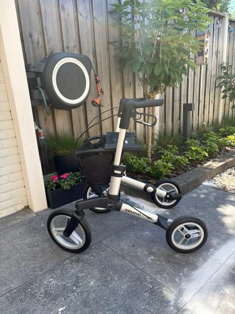 lichtgewicht rollator Gemino 60M, Ophalen, Opvouwbaar, Zo goed als nieuw