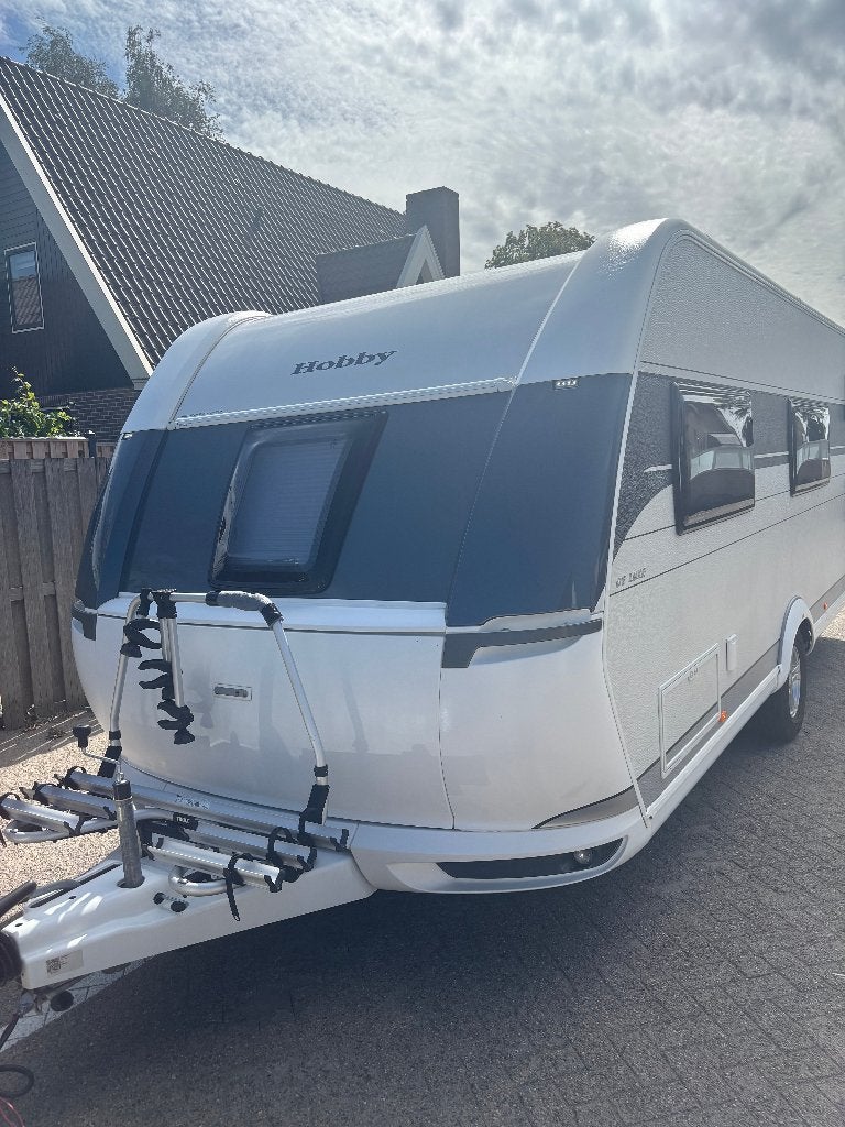 Hobby 560 KMFe 2022 | Mover | 2000kg | Stapelbed, Caravans en Kamperen, Caravans, Vast bed, Rondzit, Hobby, Mover