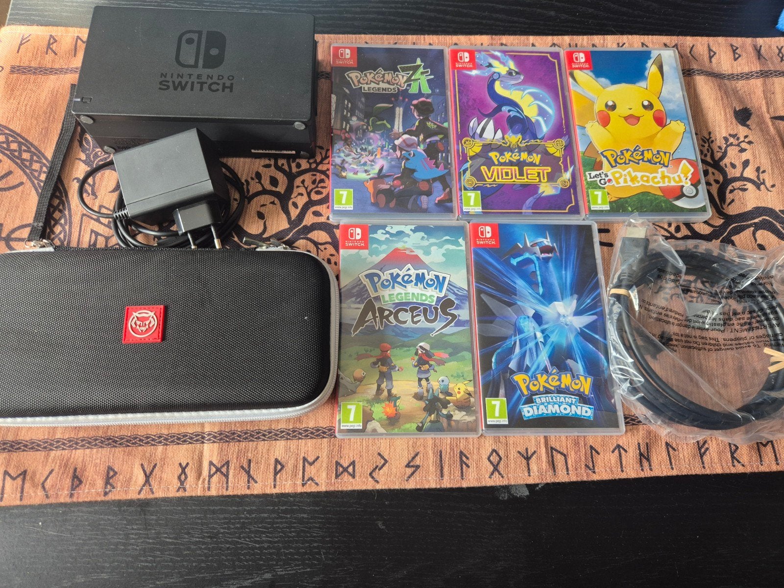 Nintendo Switch OLED met 5 pokemon spellen
