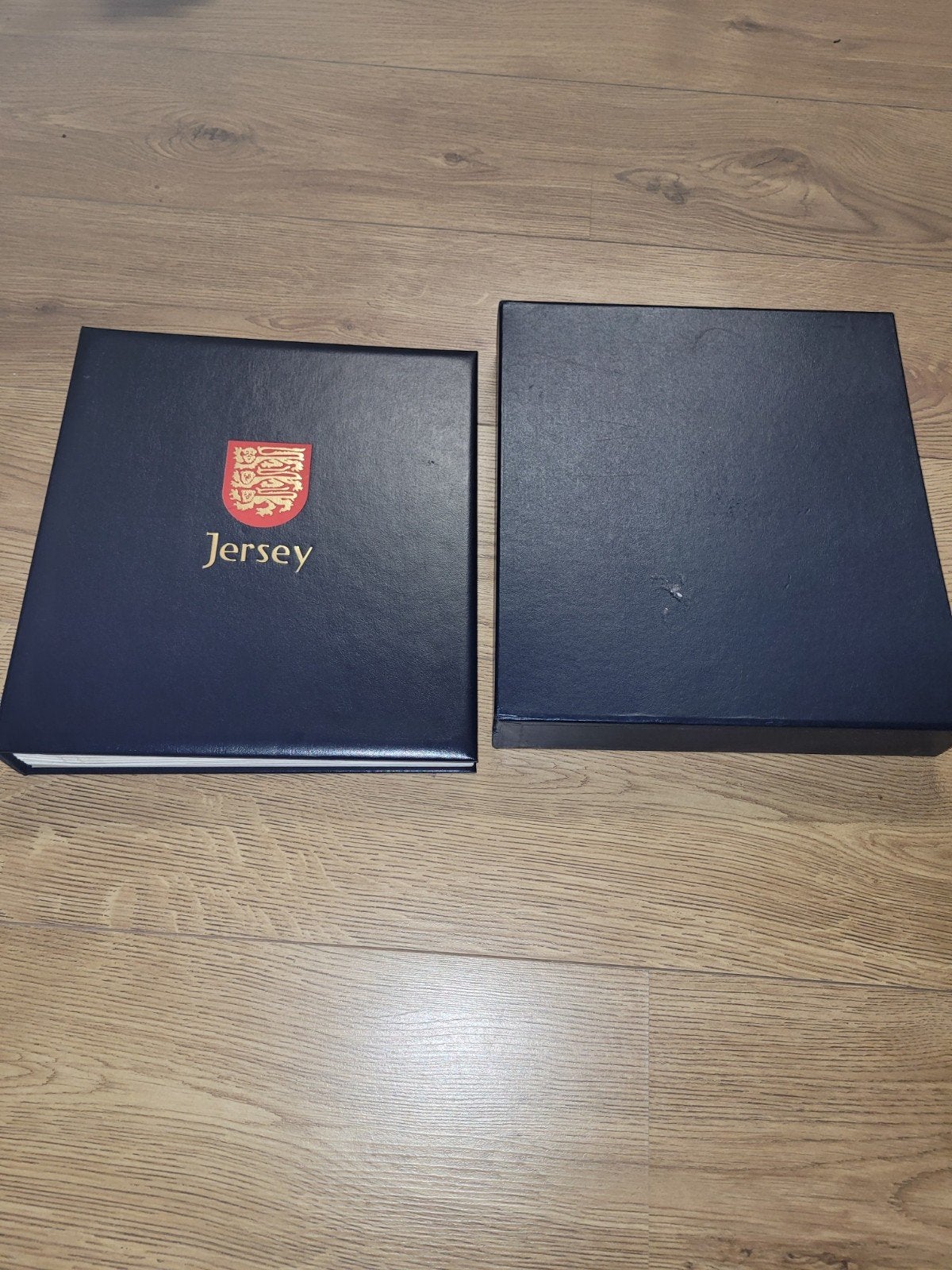 Davo album postzegels deluxe Jersey met leuke inhoud, Ophalen of Verzenden