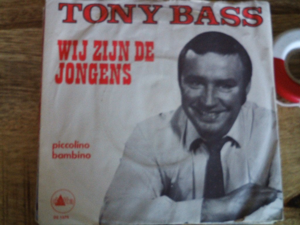 Tony Bass - Wij Zijn De Jongens / Piccolino Bambino 16a, 7 inch, Ophalen of Verzenden, Zo goed als nieuw, Fotohoes